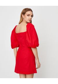 ICON - Czerwona sukienka z bufkami Tulipe. Okazja: na co dzień. Kolor: czerwony. Typ sukienki: dopasowane. Styl: casual. Długość: mini #2