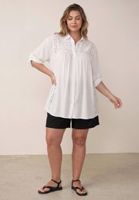 Born2be - Biała Koszula z Bawełną na Lato w Stylu Boho Ozdobiona Koronką Cinnamis. Okazja: na co dzień. Kolor: biały. Materiał: bawełna, koronka. Wzór: aplikacja, koronka. Sezon: lato. Styl: boho #4