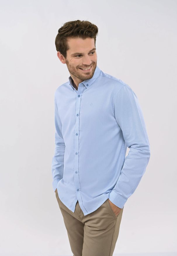 Volcano - Niebieska koszula, Regular Fit, K-NISSO. Okazja: na co dzień, do pracy. Typ kołnierza: button down. Kolekcja: plus size. Kolor: niebieski. Materiał: materiał, prążkowany. Wzór: prążki. Styl: elegancki, casual