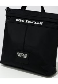 Versace Jeans Couture - VERSACE JEANS COUTURE - Czarny plecak z logo. Kolor: czarny. Materiał: nylon #8