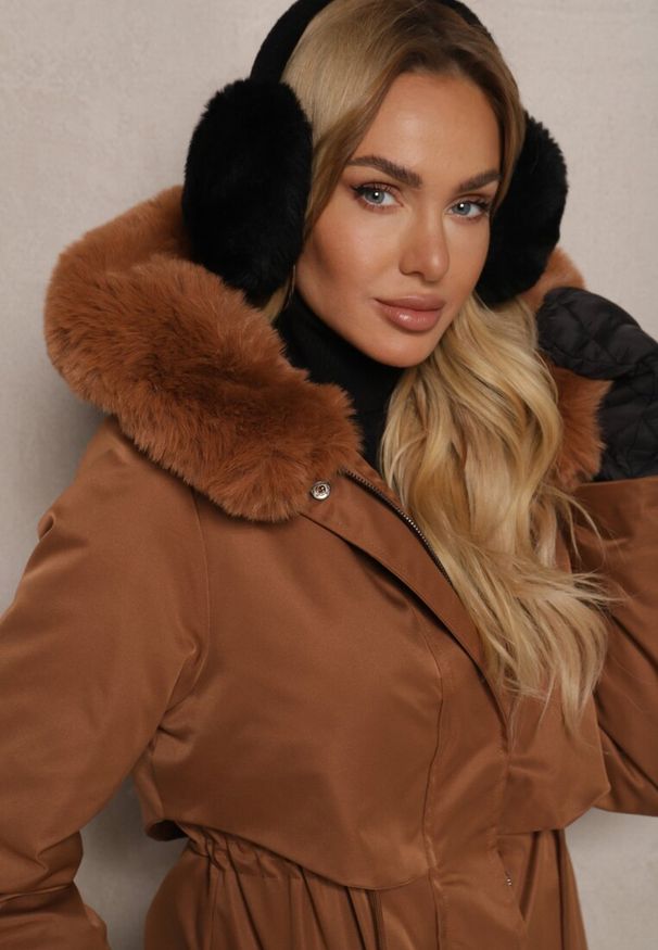 Renee - Jasnobrązowa Kurtka Parka ze Ściągaczem Kapturem i Odpinanym Futerkiem Semiriellea. Okazja: na co dzień, na spotkanie biznesowe. Kolekcja: plus size. Kolor: brązowy. Materiał: futro. Styl: elegancki, biznesowy, casual