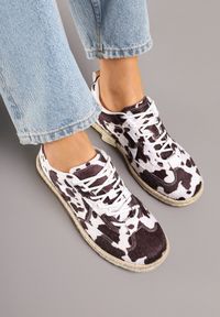 Renee - Brązowo-Białe Sneakersy Kultowe Tenisówki ze Wzorem w Łaty z Podeszwą Zdobioną Plecionką Zarorella. Okazja: na co dzień. Kolor: brązowy. Materiał: jeans. Wzór: aplikacja #5