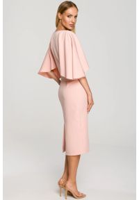 Sukienki.shop - Sukienka ołówkowa z szerokimi rękawami pudrowa z pelerynką. Okazja: na ślub cywilny, na wesele, na komunię. Typ sukienki: ołówkowe. Styl: wizytowy #1