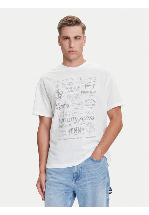 Tommy Jeans T-Shirt Archive Logos DM0DM21584 Biały Relaxed Fit. Kolor: biały. Materiał: bawełna
