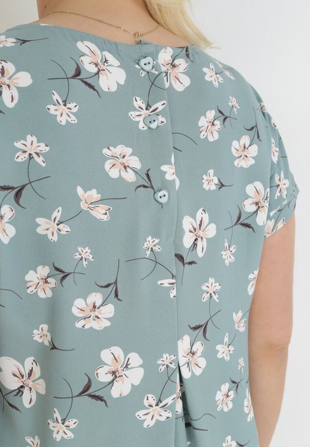 Born2be - Zielona Bluzka Oversize w Kwiaty z Krótkim Rękawem Suzane. Kolor: zielony. Materiał: bawełna, tkanina, wiskoza. Długość rękawa: krótki rękaw. Długość: krótkie. Wzór: kwiaty