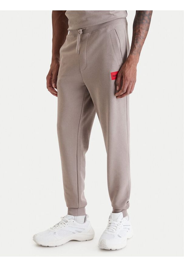 Hugo - HUGO Spodnie dresowe Doak212 50447963 Brązowy Regular Fit. Kolor: brązowy. Materiał: bawełna