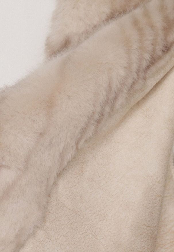 Born2be - Jasnobeżowy Płaszcz Futerko w Pionowy Wzór z Kapturem Cahroris. Typ kołnierza: kaptur. Kolor: beżowy. Materiał: futro. Styl: klasyczny, elegancki