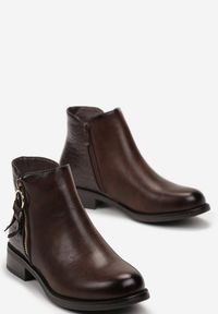 Renee - Brązowe Botki Ozdobione Frędzlami na Suwaku i Wężowym Wzorem Sion. Nosek buta: okrągły. Zapięcie: zamek. Kolor: brązowy. Materiał: materiał. Wzór: aplikacja. Sezon: jesień, zima. Obcas: na obcasie. Wysokość obcasa: niski #4