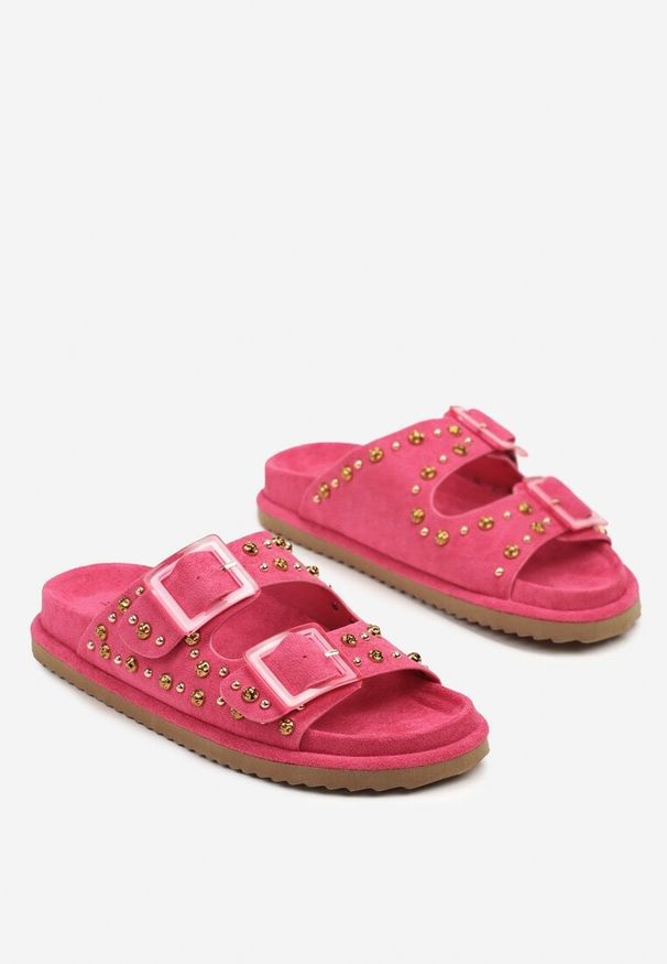 Born2be - Fuksjowe Klapki z Klamrami i Ozdobnymi Aplikacjami Ellinae. Okazja: na co dzień. Kolor: różowy. Materiał: jeans. Wzór: aplikacja. Styl: wakacyjny, casual