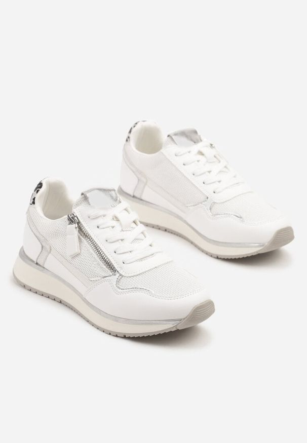 Renee - Białe Sneakersy Ozdobione Suwakiem i Metalicznymi Wstawkami Alua. Okazja: na co dzień. Kolor: biały. Materiał: jeans. Wzór: aplikacja. Sezon: lato, wiosna