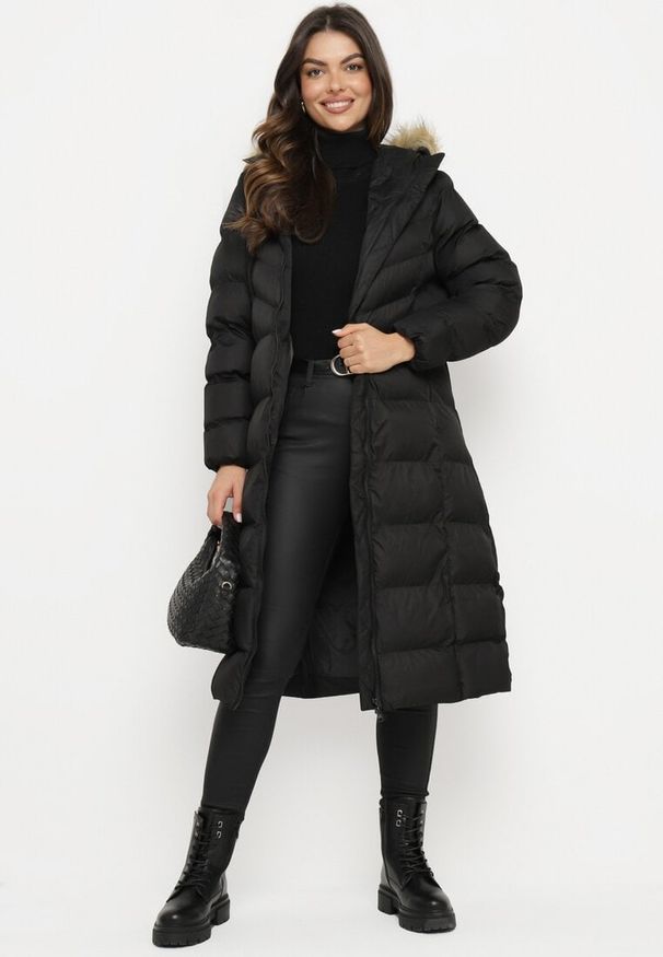 Born2be - Czarna Kurtka Pikowana Mocno Ocieplana z Kapturem z Futerkiem Gelirra. Okazja: na co dzień. Typ kołnierza: kaptur. Kolor: czarny. Materiał: futro. Długość rękawa: długi rękaw. Długość: długie. Styl: casual, elegancki