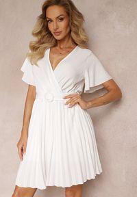 Renee - Biała Sukienka Plisowana z Paskiem i Kopertowym Dekoltem Azelea. Kolor: biały. Materiał: materiał. Typ sukienki: kopertowe #1