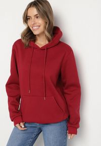 Born2be - Bordowa Bluza z Kapturem i Kangurkową Kieszenią Envila. Okazja: na co dzień. Typ kołnierza: kaptur. Kolor: czerwony. Materiał: jeans. Styl: elegancki, casual