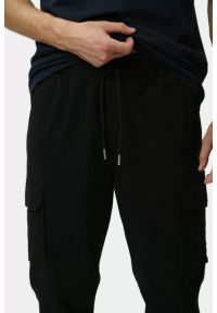 Męskie Spodnie Materiałowe Mustang Style Paris Jogger Cargo Black Beauty 1015896 4185. Materiał: materiał #2