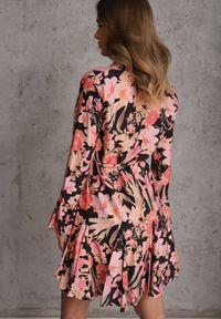 Renee - Czarna Sukienka z Wiskozy w Kwiatowy Print Ozdobiona Paskiem Asintena. Okazja: na co dzień. Kolor: czarny. Materiał: wiskoza. Wzór: kwiaty, nadruk, aplikacja. Styl: casual, elegancki #5