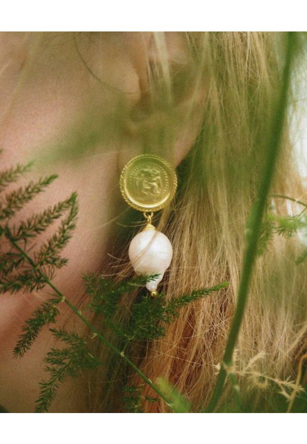 HERMINA ATHENS - Kolczyki z naturalną perłą Hercules Lost Sea. Materiał: złote, pozłacane, srebrne. Kolor: biały. Kamień szlachetny: perła