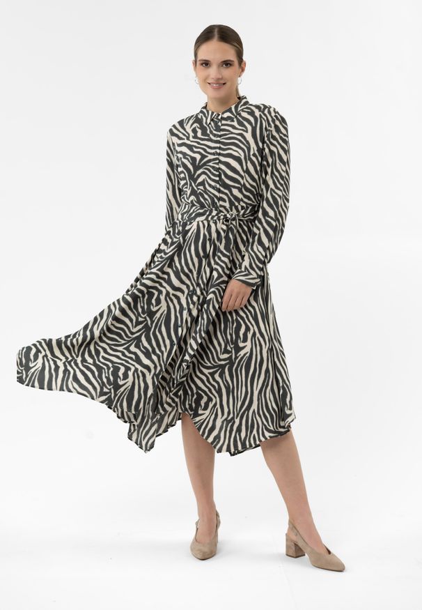 Volcano - Sukienka z wiskozy G-PASSION. Okazja: na co dzień. Typ kołnierza: kołnierzyk klasyczny. Kolor: zielony. Wzór: motyw zwierzęcy. Typ sukienki: asymetryczne, koszulowe. Materiał: wiskoza. Długość rękawa: długi rękaw. Styl: casual, elegancki, klasyczny. Długość: midi