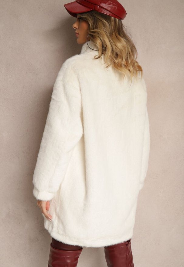 Renee - Jasnobeżowy Płaszcz z Futerka o Prostym Kroju ze Stójką i Kieszeniami Saliratia. Okazja: do pracy, na co dzień. Typ kołnierza: kołnierzyk stójkowy. Kolor: beżowy. Materiał: futro. Długość rękawa: długi rękaw. Długość: długie. Styl: elegancki, casual