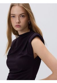 Reserved - Bluzka z poduszkami na ramionach - ciemnofioletowy. Kolor: fioletowy. Materiał: dzianina. Wzór: gładki #1