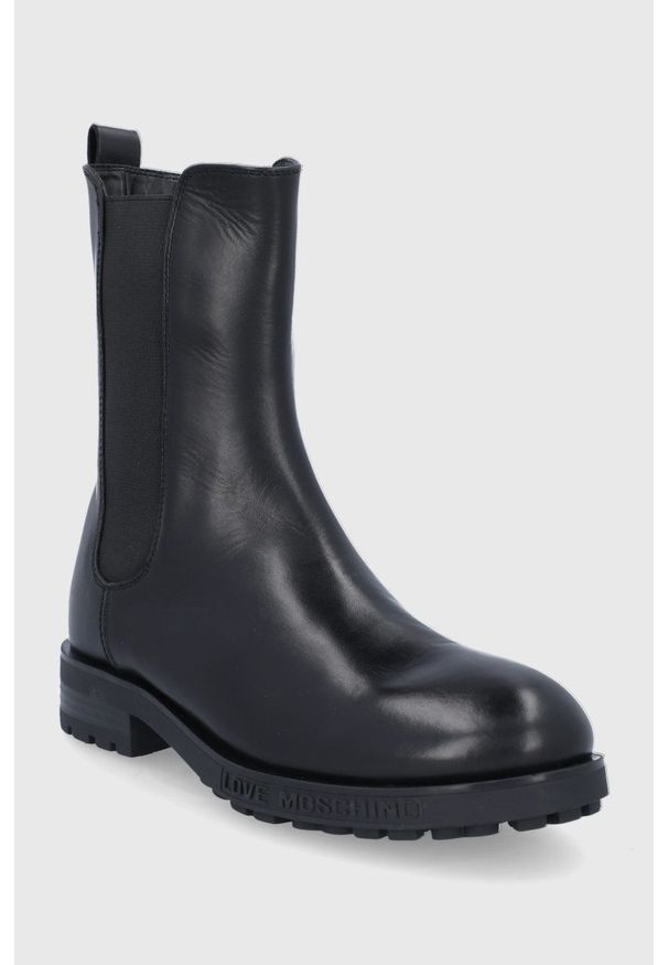 Love Moschino Sztyblety skórzane damskie kolor czarny na płaskim obcasie. Nosek buta: okrągły. Kolor: czarny. Materiał: skóra. Obcas: na obcasie. Wysokość obcasa: niski