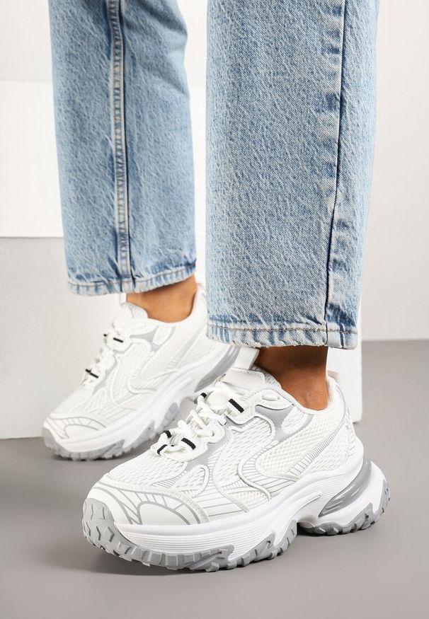 Renee - Białe Sneakersy na Platformie z Geometrycznym Wzorem Mevriane. Okazja: na co dzień. Kolor: biały. Materiał: jeans. Wzór: geometria. Obcas: na platformie