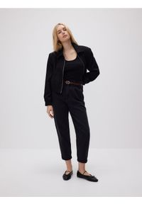 Reserved - Jeansy paperbag z paskiem - szary. Kolor: szary