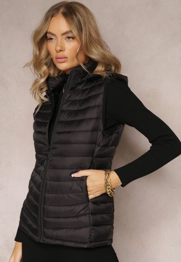 Renee - Czarna Kamizelka z Pikowaniem Kapturem i Kieszeniami Kimes. Okazja: na co dzień. Typ kołnierza: golf. Kolor: czarny. Materiał: jeans, tkanina. Styl: casual, elegancki