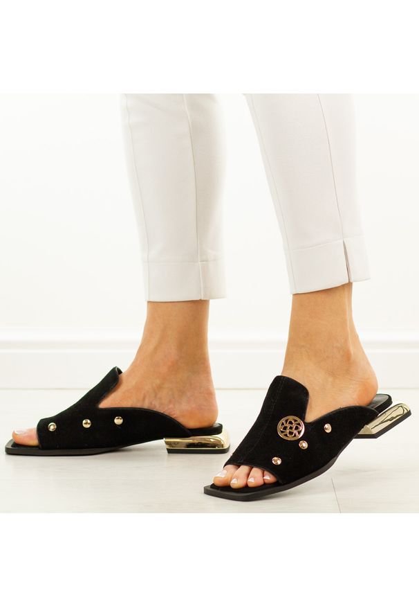 Czarne skórzane klapki damskie DiA 3061. Kolor: czarny. Materiał: skóra, zamsz. Wzór: aplikacja. Sezon: wiosna, lato. Obcas: na obcasie. Styl: elegancki, klasyczny, wizytowy