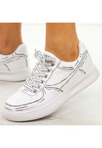 Białe sportowe buty damskie Vinceza 8785 Wt. Kolor: biały. Materiał: skóra. Obcas: na obcasie. Wysokość obcasa: średni