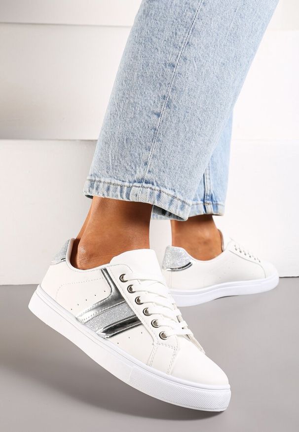 Renee - Biało-Srebrne Casualowe Sneakersy z Brokatem i Metalicznym Zdobieniem Tidalis. Okazja: na co dzień. Nosek buta: okrągły. Zapięcie: sznurówki. Kolor: biały. Materiał: materiał. Wzór: aplikacja. Obcas: na obcasie. Wysokość obcasa: niski