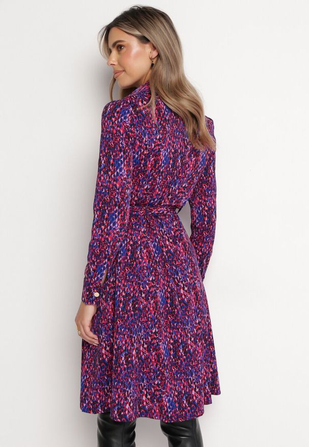 Born2be - Fuksjowo-Granatowa Sukienka Koszulowa Wiązana w Pasie Macedonia. Kolor: różowy. Materiał: materiał. Długość rękawa: długi rękaw. Wzór: nadruk. Typ sukienki: koszulowe. Styl: elegancki. Długość: midi