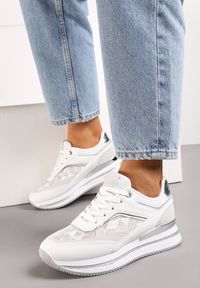 Renee - Białe Eleganckie Sneakersy z Brokatem i Metalicznymi Naszywkami Desmerana. Kolor: biały. Wzór: aplikacja #1