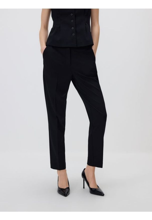 Reserved - Spodnie cygaretki z wiskozą - czarny. Kolor: czarny. Materiał: wiskoza