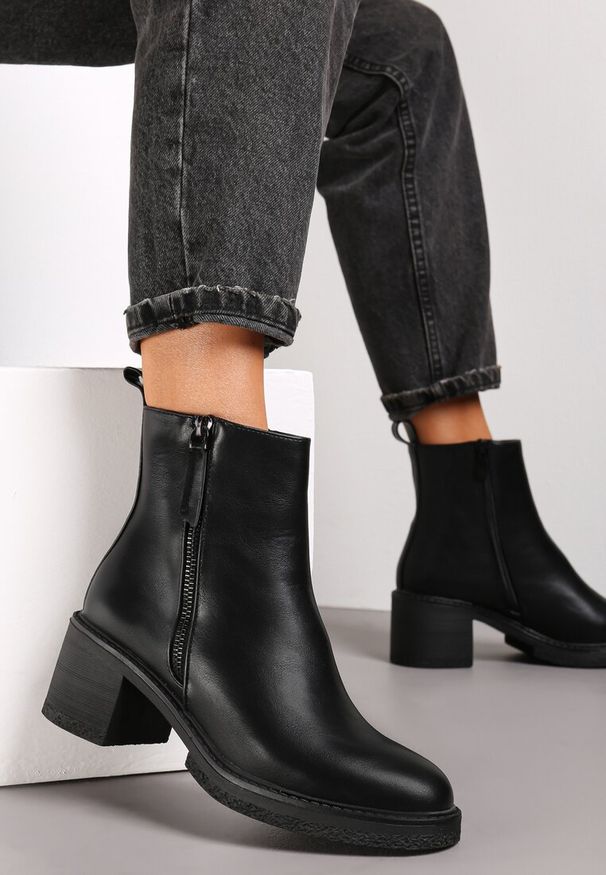 Renee - Czarne Botki na Słupku z Suwakiem Nusem. Zapięcie: zamek. Kolor: czarny. Materiał: jeans. Obcas: na słupku. Styl: klasyczny, elegancki