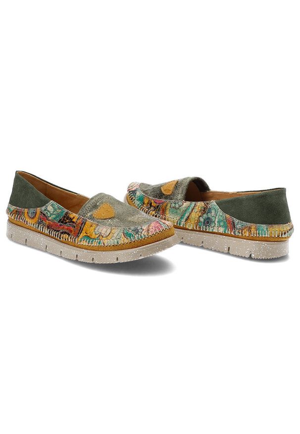 Półbuty damskie Maciejka, zamszowa cholewka z kolorowymi akcentami wsuwany fason bez zapięć, zielony, 05434-09-00-5. Okazja: na spacer, na co dzień. Zapięcie: bez zapięcia. Kolor: zielony. Szerokość cholewki: normalna. Wzór: kolorowy. Materiał: zamsz, skóra, materiał. Sezon: wiosna, lato. Obcas: na obcasie. Styl: casual, elegancki, boho, vintage. Wysokość obcasa: średni