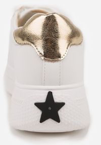 Renee - Biało-Złote Sneakersy VICES Ozdobione Gwiazdą i Błyszczącą Wstawką Oranatta. Okazja: na co dzień. Kolor: biały. Materiał: jeans. Wzór: aplikacja #2