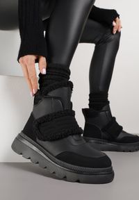 Born2be - Czarne Śniegowce z Przeszyciami i Futerkiem Newella. Okazja: na co dzień. Zapięcie: rzepy. Kolor: czarny. Materiał: futro. Styl: klasyczny, casual, elegancki #1