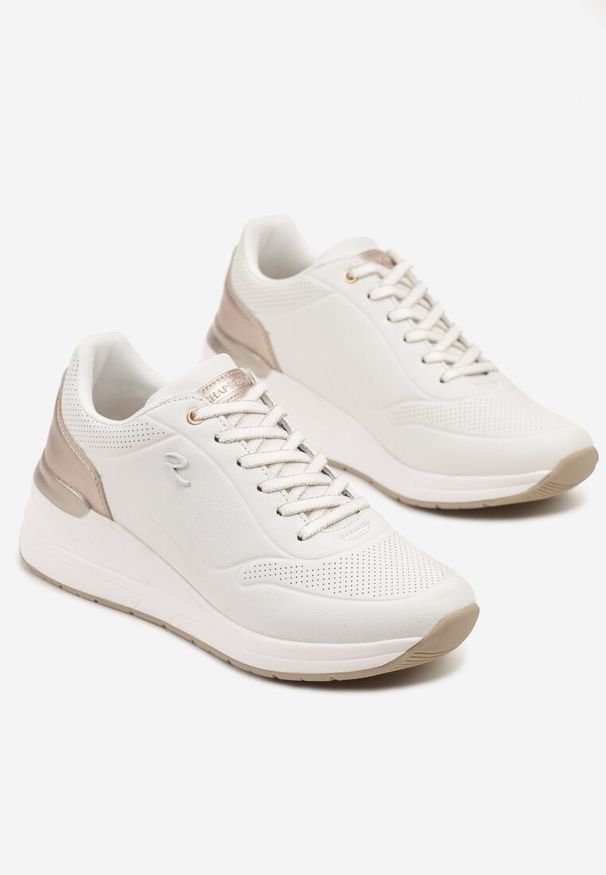 Born2be - Białe Sneakersy na Koturnie z Ozdobnymi Tłoczeniami Maroriella. Okazja: na co dzień. Kolor: biały. Materiał: jeans. Szerokość cholewki: normalna. Wzór: aplikacja. Obcas: na koturnie