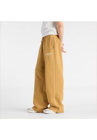 Spodnie męskie New Balance MB61M77EABG – pomarańczowe. Kolor: pomarańczowy. Materiał: poliester, bawełna, materiał, dresówka. Wzór: aplikacja, napisy #2