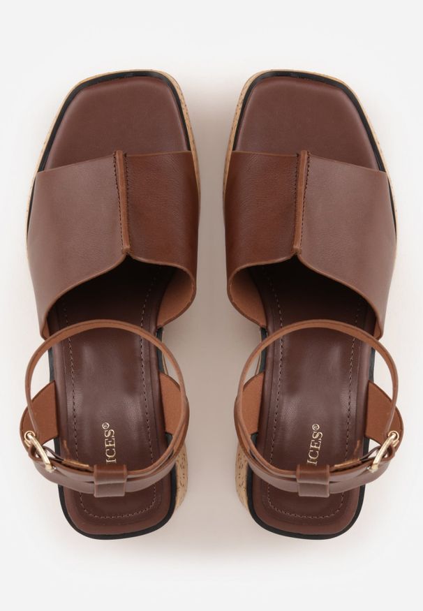 Renee - Ciemnobrązowe Sandały z Klamerką VICES na Koturnie Stylizowanym na Drewniany Lynnoris. Okazja: na imprezę, na co dzień. Zapięcie: pasek. Kolor: brązowy. Sezon: lato. Obcas: na koturnie. Styl: boho, casual