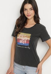 Born2be - Czarny Bawełniany T-shirt Ozdobiony Nadrukiem Alonera. Okazja: na co dzień, na spacer. Kolor: czarny. Materiał: bawełna. Wzór: aplikacja, nadruk. Styl: casual #7