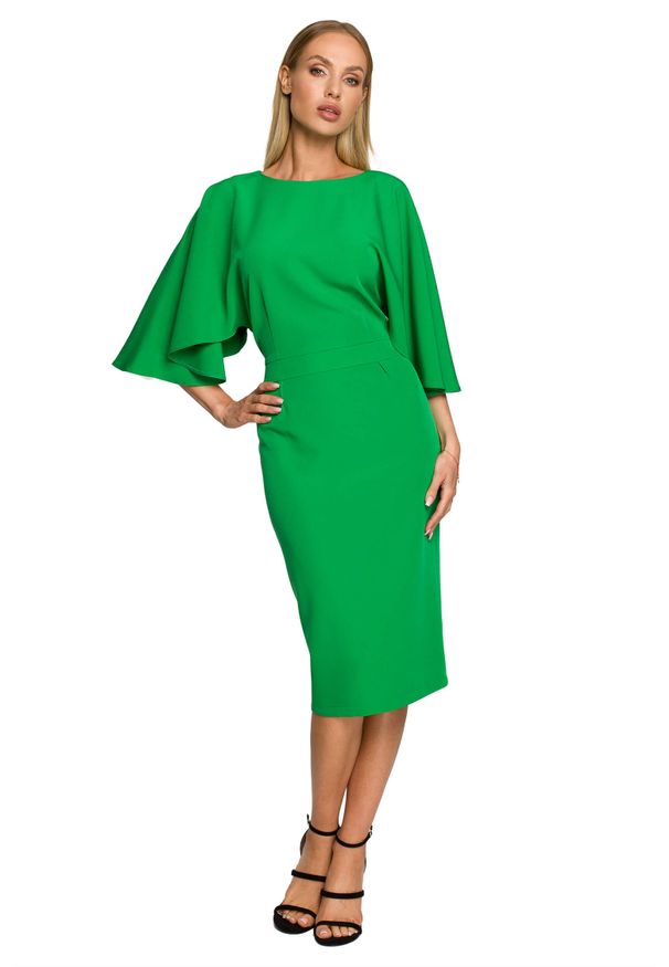 Sukienki.shop - Sukienka elegancka ołówkowa z szerokimi rękawami zielona z pelerynką. Okazja: na komunię, na wesele, na ślub cywilny. Kolor: zielony. Typ sukienki: ołówkowe. Styl: elegancki