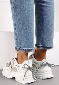 Renee - Białe Sneakersy na Tłoczonej Podeszwie z Oryginalnym Wiązaniem Golia. Kolor: biały. Szerokość cholewki: normalna