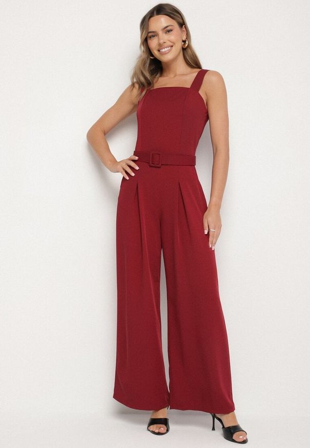 Born2be - Bordowy Taliowany Kombinezon z Ozdobnym Paskiem i Klamrą Doloriela. Kolor: czerwony. Styl: elegancki