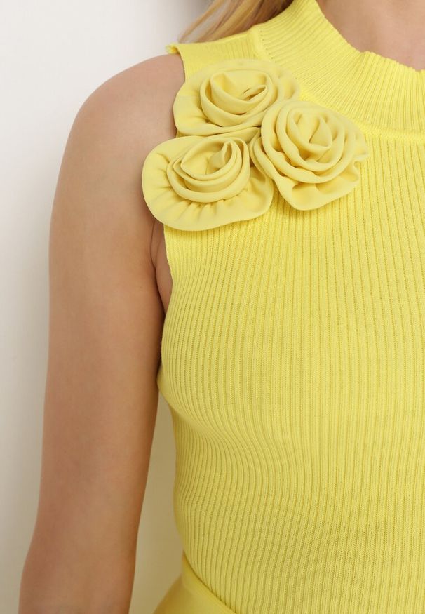 Born2be - Żółty Komplet 2-Częściowy z Prążkowanej Dzianiny Koszulka z Kwiecistą Naszywką i Rozkloszowana Spódnica Laervila. Kolor: żółty. Materiał: dzianina, prążkowany. Wzór: aplikacja