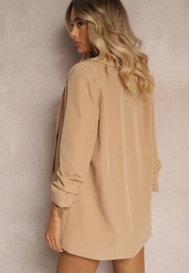 Renee - Ciemnobeżowa Marynarka Niezapinana z Marszczonymi Rękawami Orolea. Okazja: na co dzień, na spotkanie biznesowe. Kolor: beżowy. Materiał: tkanina, koronka. Wzór: jednolity, gładki. Styl: casual, elegancki, biznesowy