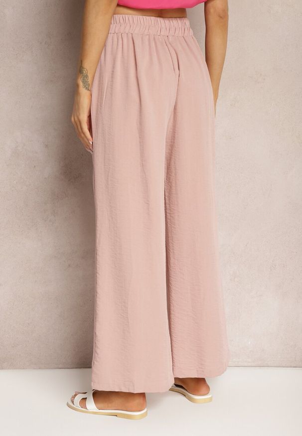 Renee - Jasnoróżowe Spodnie z Szerokimi Nogawkami w Stylu Palazzo High Waist z Gumką w Pasie z Ozdobnym Elementem Ellsiana. Okazja: na co dzień. Stan: podwyższony. Kolor: różowy. Materiał: bawełna. Styl: elegancki, casual