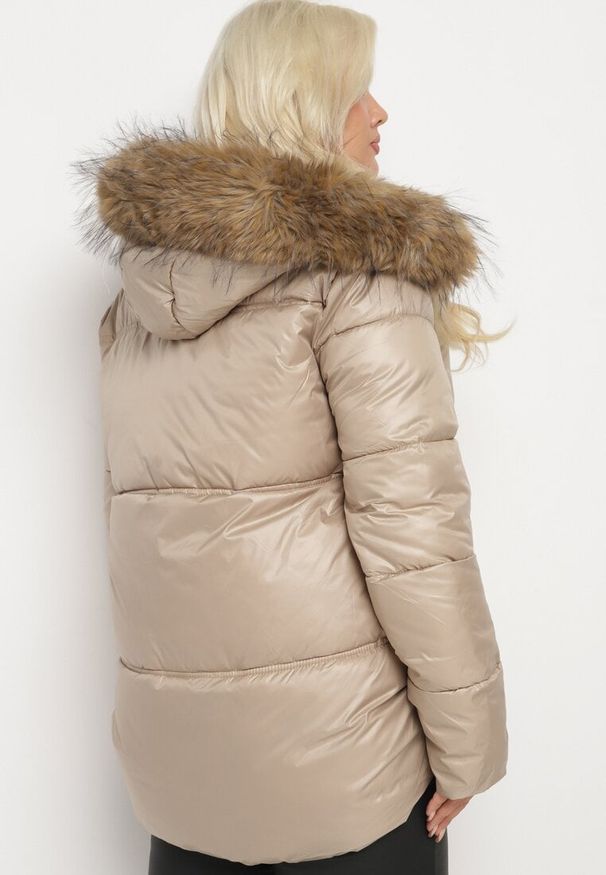 Born2be - Beżowa Pikowana Kurtka z Dłuższym Tyłem i Kapturem Obszytym Futerkiem Zemizelle. Okazja: na co dzień. Kolekcja: plus size. Kolor: brązowy, beżowy. Materiał: futro. Długość: długie. Wzór: aplikacja. Styl: klasyczny, elegancki, casual