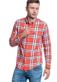 Lee - KOSZULA LEE BUTTON DOWN REGULAR LAVA RED L880ZJAF. Okazja: na co dzień. Typ kołnierza: button down. Kolor: czerwony. Długość rękawa: długi rękaw. Długość: długie. Styl: casual #5