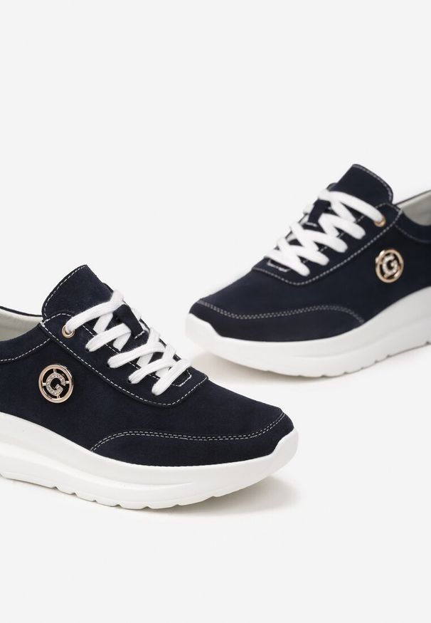 Born2be - Granatowe Sneakersy na Grubej Podeszwie z Metalową Aplikacją na Boku Azurira. Kolor: niebieski. Wzór: aplikacja